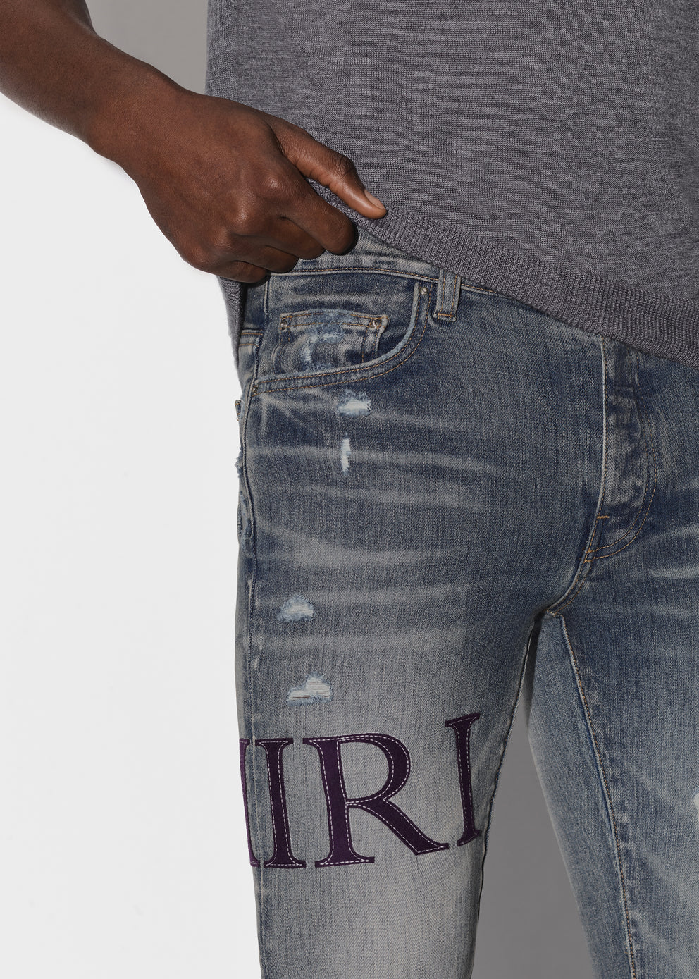 Clay Indigo Amiri SERIF LOGO JEAN | 150834-AMZ